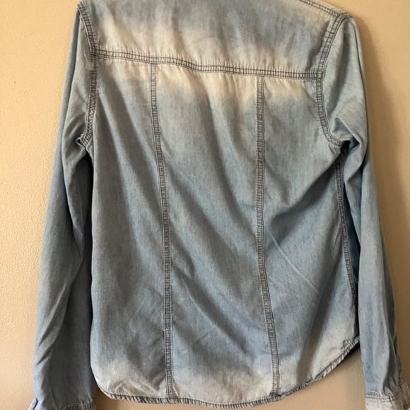 Wet Seal Light denim button down shirt cute med chambray pearl buttons - Picture 2 of 5
